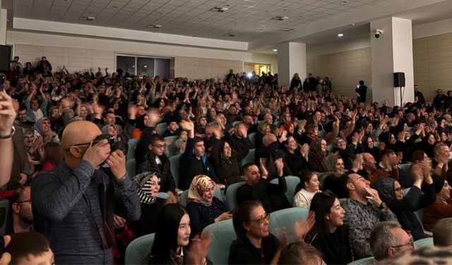 Kayseri’de merak uyandıran gece: Salon doldu taştı