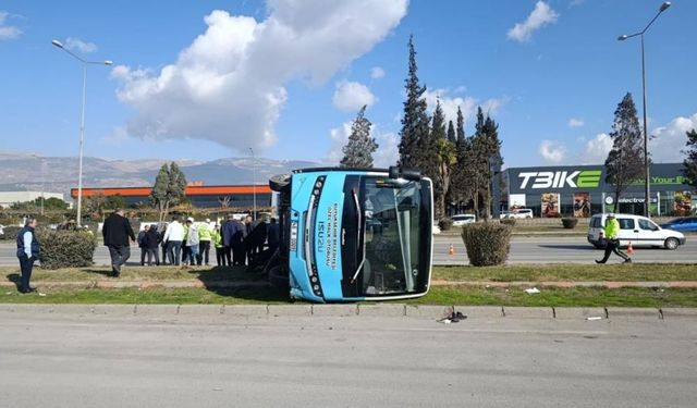 Aracın çarptığı otobüs refüje devrildi: 4'ü ağır 13 yaralı