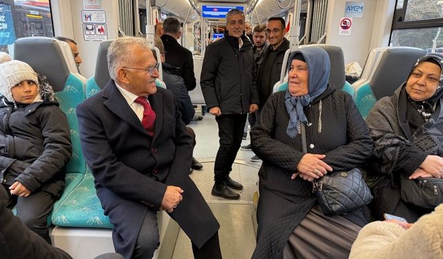 Memduh Büyükkılıç tramvayla yolculuk yaptı: Vatandaşlarla sohbet etti