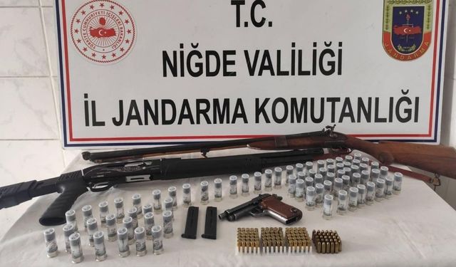 Eve yapılan baskında ruhsatsız silahlar bulundu