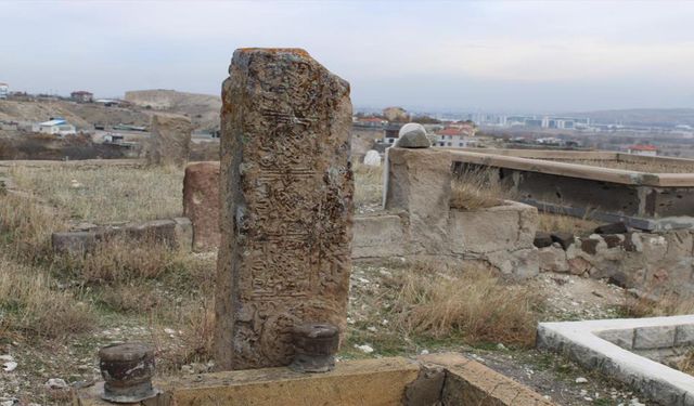 Selçuklu izleri mi, Lahit parçası mı? Kayseri’deki taşların sırrı çözülemiyor