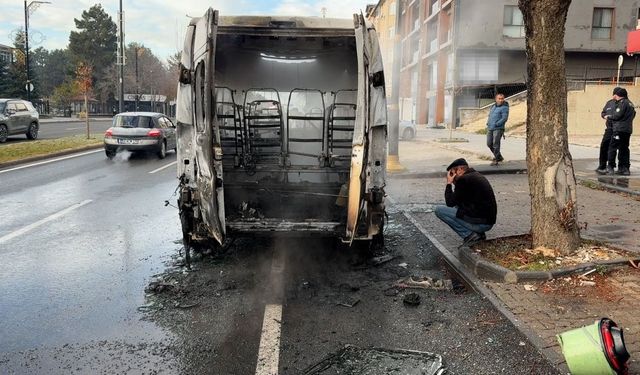 Alevler servisi sardı, sürücü çaresizce oturup izledi