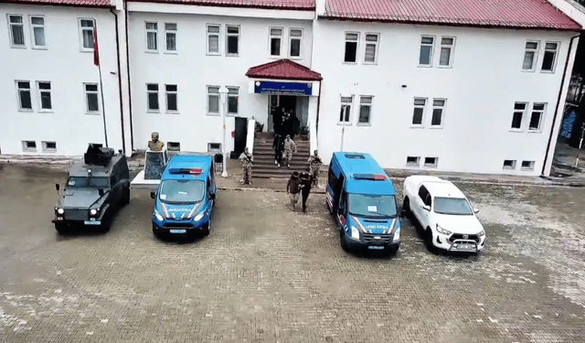 Yol kontrolünde şüpheli minibüs: 10 kişi tespit edildi