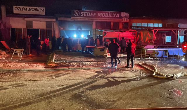 Sanayi sitesindeki yangın korkuttu: Mobilya imalathanesi yandı