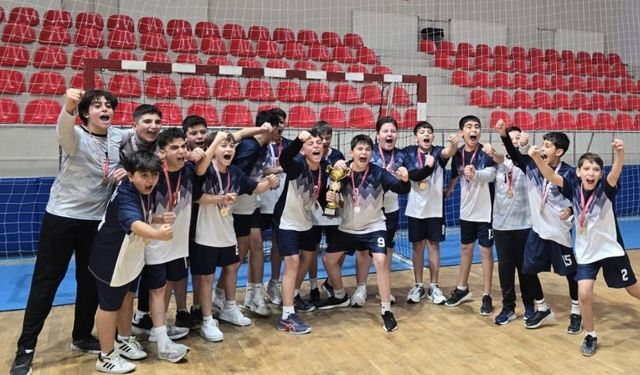 Talas 75. Yıl Mühibe Germirli Ortaokulu’ndan büyük başarı! Namağlup şampiyon oldular