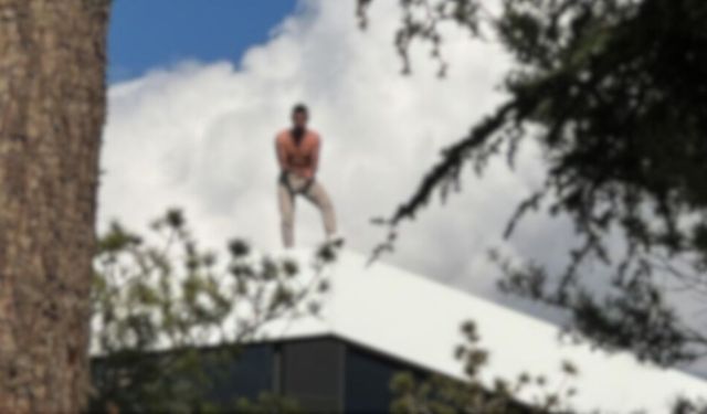 Yarı çıplak şekilde çatıya çıktı! 430 bin lira için 3 saat direndi