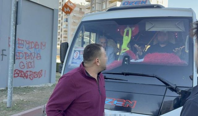 PTT Kargo aracı ile dolmuş şoförünün yol tartışmasında tekmeler yumruklar havada uçuştu