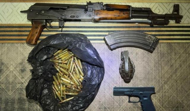 Adana’da bir evde AK-47 ve el bombası ele geçirildi