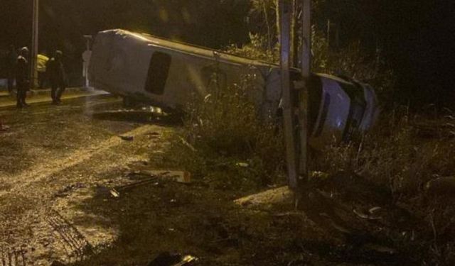 Adana'da işçileri taşıyan servis devrildi: 13 işçi acile kaldırıldı!