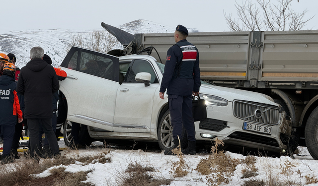 Volvo Cip paramparça oldu: İş adamı kazadan sağ çıkamadı