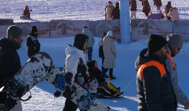 Erciyes Kayak Merkezi’nde Snowboard İl Birinciliği müsabakaları heyecanı