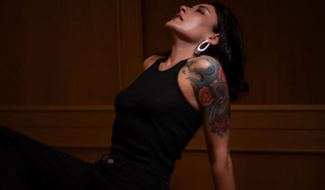 Kayserili şarkıcının yatak pozu olay oldu! Yorum yağmuruna tutuldu