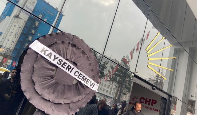 Kayseri’de Alevi kurumlarından CHP İl başkanlığı önüne siyah çelenk