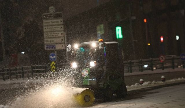 Kayseri'de yoğun kar yağışı sonrası hayat durdu: Belediyeler harekete geçti!