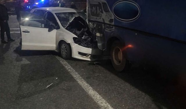 Niğde Galericiler Mevkiinde kaza: Otomobil halk otobüsüne çarptı