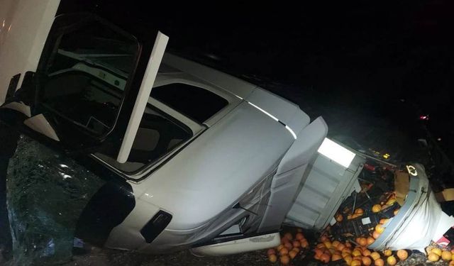 Niğde-Kayseri yolunda kamyon devrildi: 2 ağır yaralı