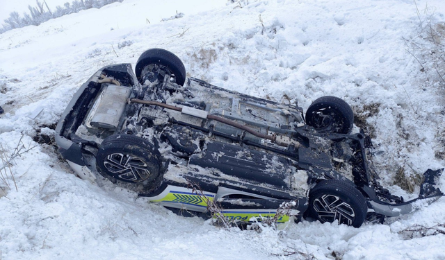 Kış Şartları yine can yaktı: Polis aracı şarampole yuvarlandı