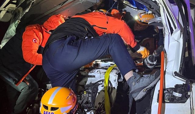 Sivas'ta zincirleme kaza! 8 kişi yaralandı, kamyon devrildi