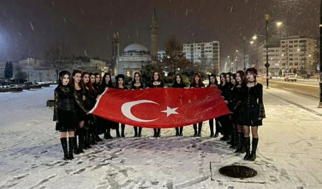 Sivaslı Gotik Kızlar Derneği sosyal medyayı ikiye böldü! Olayın aslı ne?