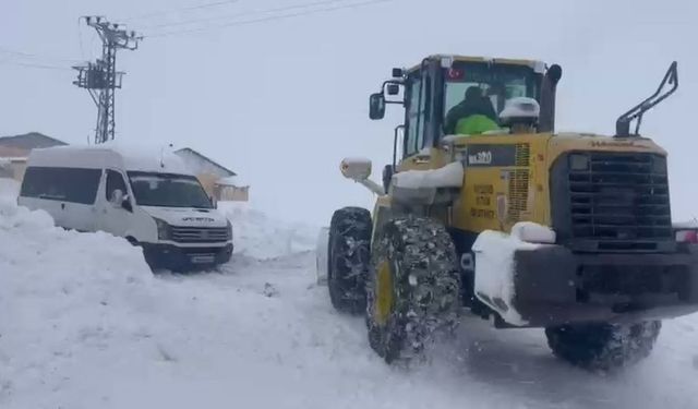 Sivas’ta kar yolları kapattı! Cenaze 5 saatlik mücadele sonrası defnedildi