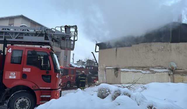 Sivas’ta müstakil evde yangın: Çatı kısmı hasar gördü