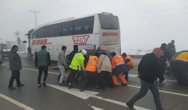 Sivas'ta sis nedeniyle zincirleme kaza: 7 Yaralı!