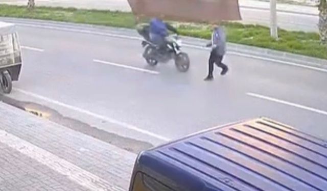 Adana’da motosiklet yayaya çarptı! 1 yaralı