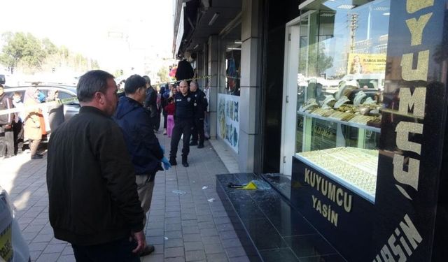 Adana'da silahlı soygun! Camı kırıp altınlarla kaçtı