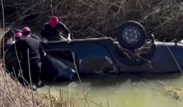 Dereye devrilen kamyonetin sürücüsü hayatını kaybetti