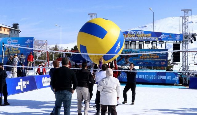 Erciyes’te Kış Festivali başladı, festival eğlenceli görüntülere sahne oldu