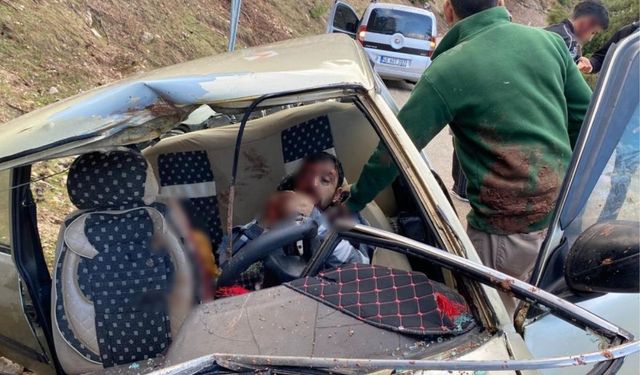 Korkunç kaza: Kopan kaya parçası otomobile saplandı: 2'si ağır 4 yaralı