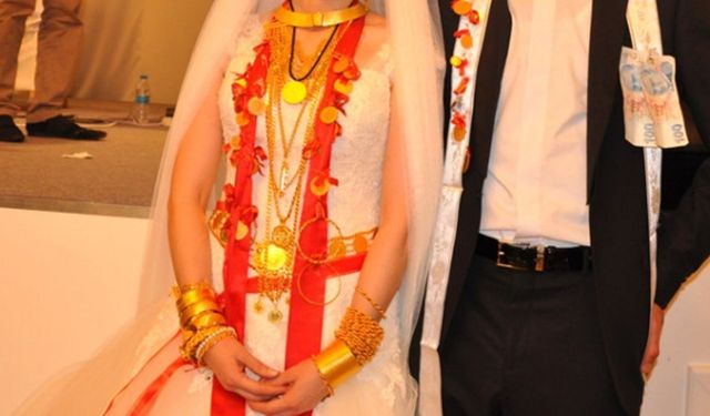 Kayseri’de yok artık dedirten olay! Düğünde taktığı çeyrek altını icra ile geri aldı