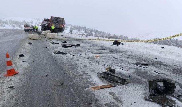 Feci kaza! İki tır kafa kafaya çarpıştı: 1 ölü, 2 ağır yaralı