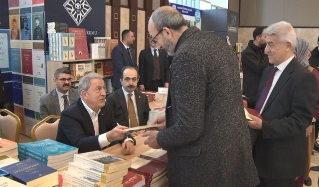 Hulusi Akar Ankara’da okurlarıyla buluştu