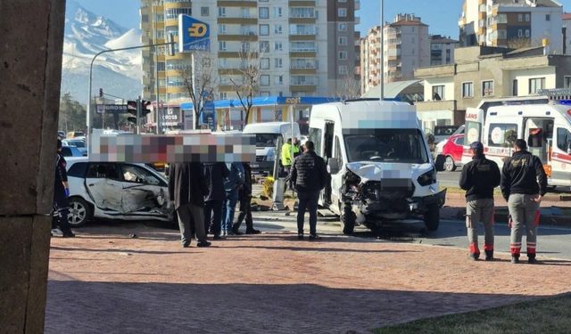 Kayseri’de işçi servisi ile otomobil çarpıştı: 14 yaralı