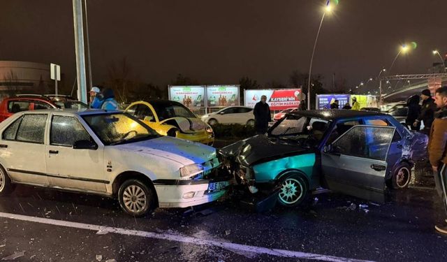 Kayseri Sümer üst geçidinde kaza! 4 Araç birbirine girdi