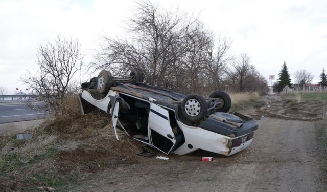 Kayseri yolunda araç takla attı: 2 kişi yaralandı, arabanın sahibi gözyaşlarını tutamadı
