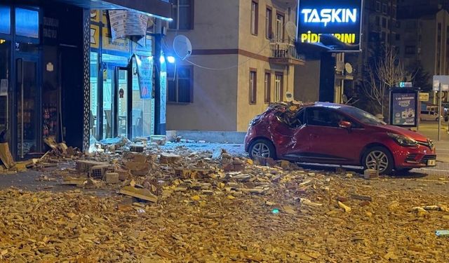 Kayseri’de şiddetli rüzgar hayatı felç etti! Bina duvarı çöktü