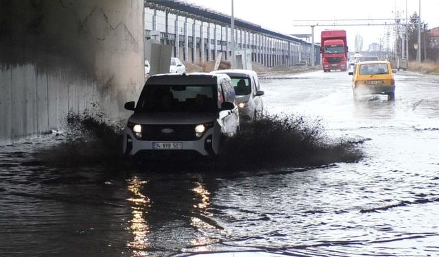 Kayseri'de yağmur sonrası kriz! Alt geçit su altında kaldı