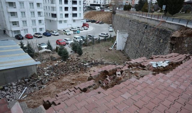 Nevşehir’de korkunç tablo! 15 metrelik duvar çöktü
