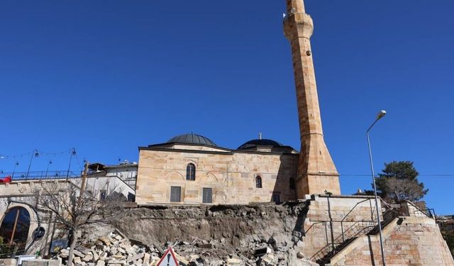 Tarihi camiinin istinat duvarı çöktü! O anlar anbean kameralara yansıdı