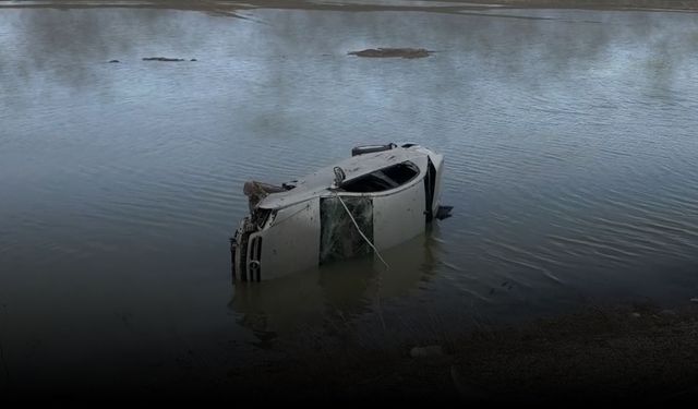 Sivas’ta korkutan anlar: Otomobil göle düştü