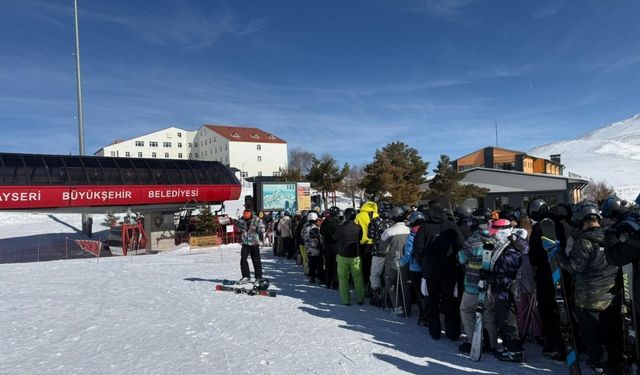 Sömestr bitti, Erciyes doldu taştı! Teleferik kuyrukları uzadı