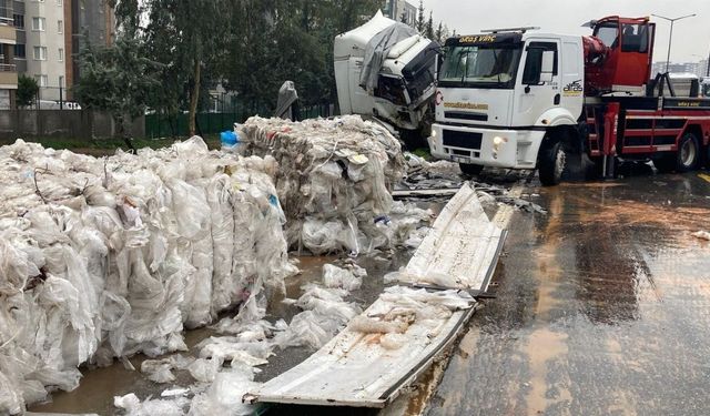 TAG Otoyolu’nda kaza sonrası naylon atık alarmı!