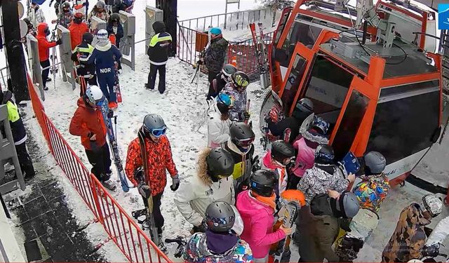 Erciyes Kayak Merkezi’nde hafta sonu yoğunluğu