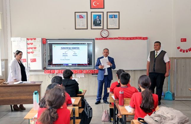 Mustafa Yalçın Öğrencilere Ders Verdi!