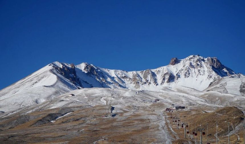 Erciyes'te Etkili Olan Kar Yağışı, Kayak Tutkunlarını Sevindirdi