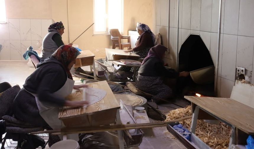 Felahiye'nin Marifetli Kadınları Ürettikleri Tandır Ekmeği ve Yufka İle Ev Ekonomisine Katkı Sağlıyor