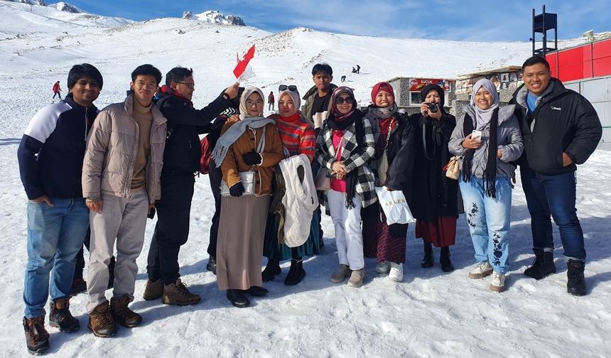 9087 Kilometre Uzaklıktan Gelen Endonezyalı Turistler Erciyes'e Hayran Kaldı