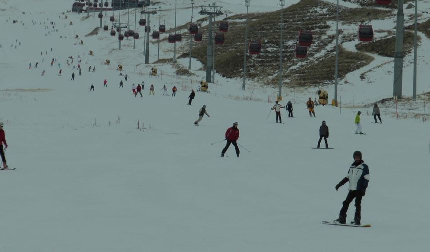 Erciyes Kayak Merkezi'nde Kayakçılar Pistleri Dolduruyor